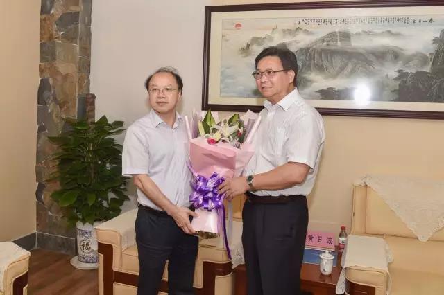 5949dc26830f6.jpg 黃日波副主席向王雙飛董事長贈送鮮花.jpg